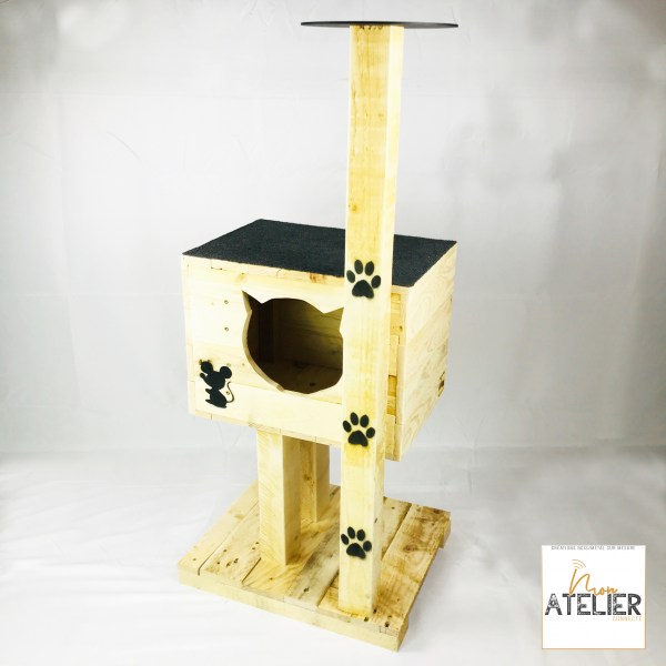 Arbre à chat en bois de palette recyclé comprenant : accessoires pour fixation de jeux, moquette, pochoir décoratif.